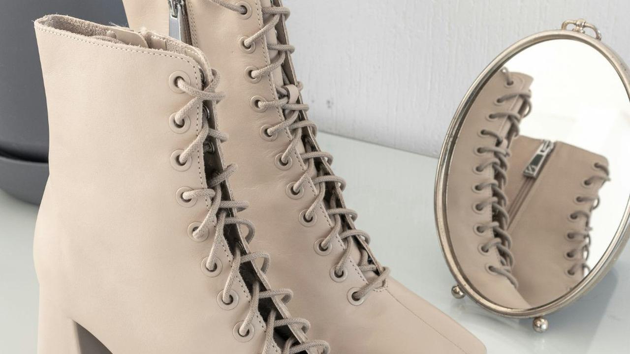 Rekomendasi Warna Sepatu yang Pas untuk Baju Putih