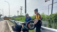 Motor pmudik lepas ban saat melintasi Pantura Pemalang. (Foto: Liputan6.com/Polres Pemalang)