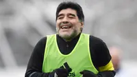 Legenda sepakbola dunia asal Argentina, Diego Armando Maradona kembali merumput di Zurich, dalam rangka turnamen FIFA Legends, Swiss, Senin (9/1). (AP Photo/ Walter Bieri)
