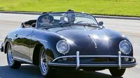 Ia terlihat bersama tunangannya Behati Prinsloo menikmati sengatan matahari California di atas Porschenya. 