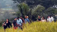 Barack Obama saat berada di terasering Jatiluwih, Tabanan, Bali, beserta Michelle Obama dan Sasha Obama. (AFP)
