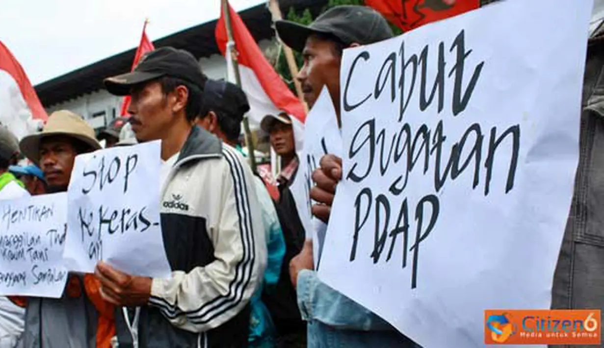 Citizen6, Bandung: Perwakilan petani Pangalengan Kabupaten Bandung yang tergabung dalam Aliansi Gerakan Reformasi Agraria
(AGRA), berorasi di depan Kantor Gubernur Jawa Barat, Senin (27/6). (Pengirim: Aries Rachmandy) 