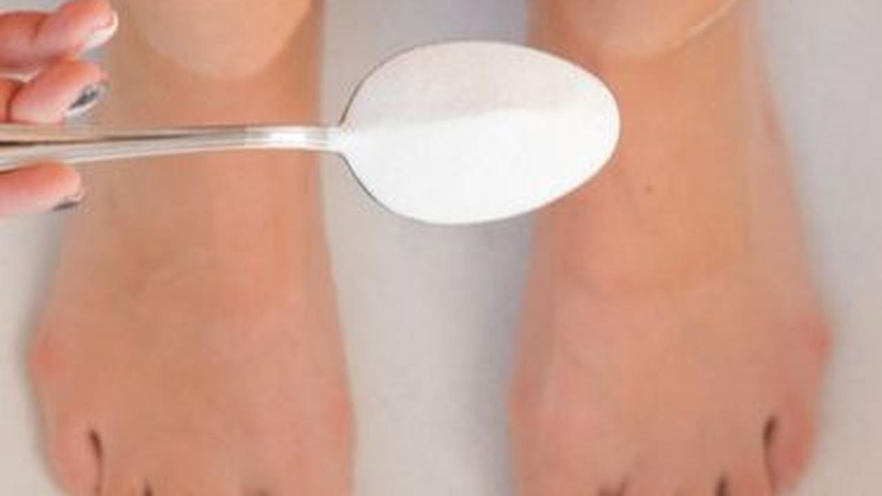 <b>3. Rendam Kaki dengan Air Garam</b><br>