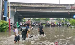 Jasa Gerobak Raup Untung karena Banjir Jalan Kembangan Raya (Dok: Antara)
