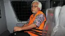 Suroso Atmo Martoyo memasuki mobil yang telah menjemputnya usai menjalani pemeriksaan di gedung KPK,Jakarta,selasa (10/3/2015). (Liputan6.com/Helmi Afandi)
