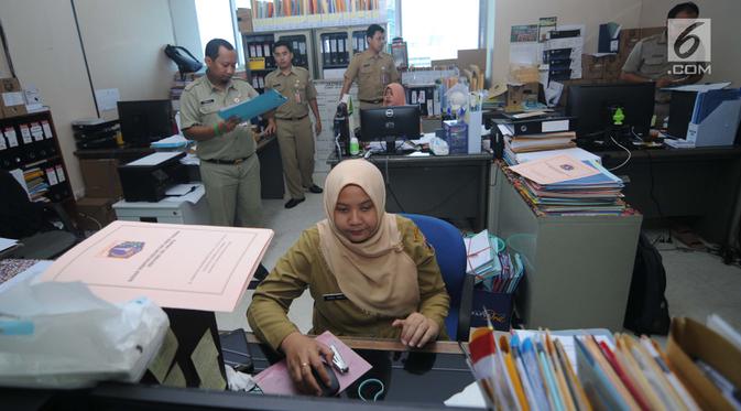 Sejumlah pegawai Pemerintahan Provinsi DKI Jakarta melakukan aktivitas kerja di Balai Kota, Jakarta, Senin (3/7). Mulai Senin (3/7), seluruh instansi pemerintahan masuk kerja usai libur Lebaran. (Liputan6.com/Gempur M Surya)