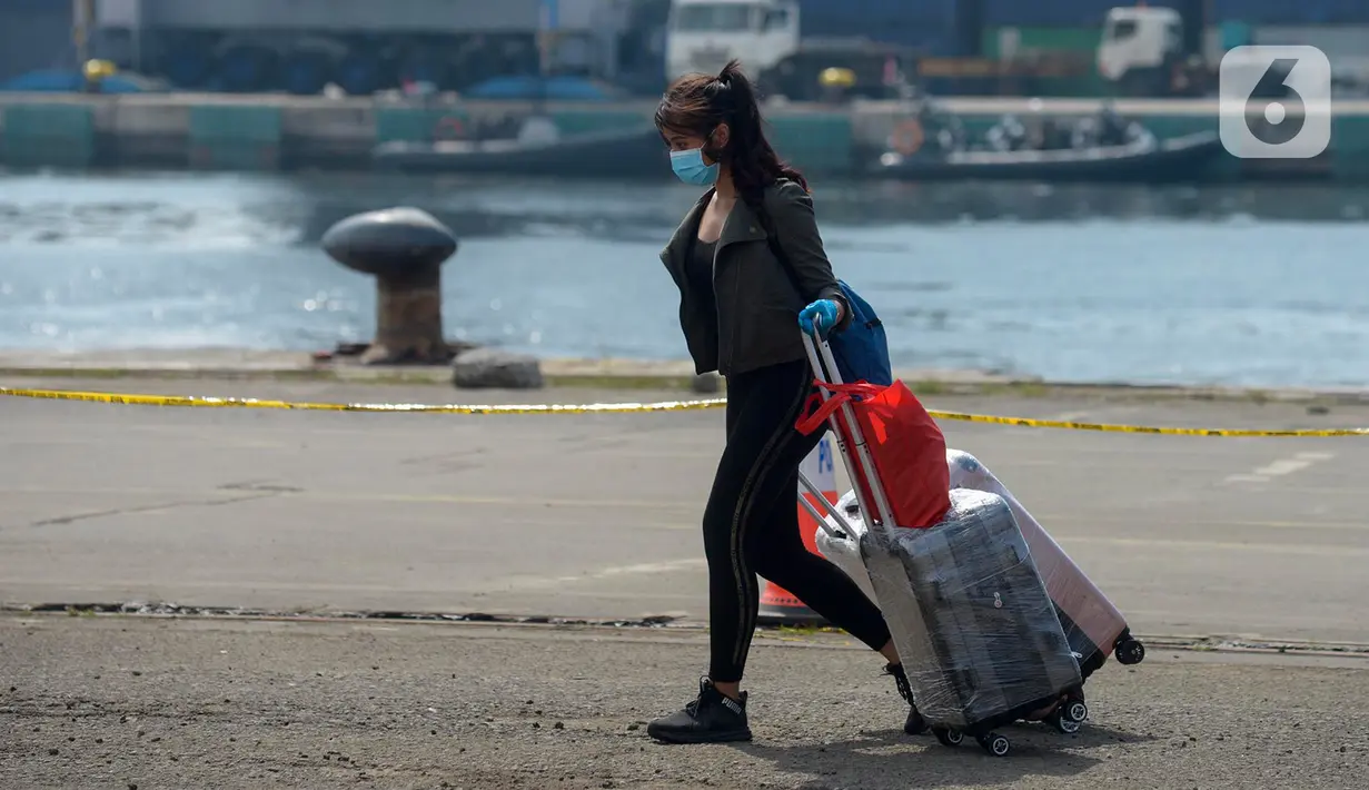 Warga Negara Indonesia (WNI) yang menjadi anak buah kapal Kapal Pesiar MV Dream Explorer tiba di Pelabuhan Tanjung Priok, Jakarta, Rabu (29/4/2020). Ratusan WNI ABK itu langsung menjalani rapid test Covid-19, sebelum dibawa menuju hotel untuk menjalani isolasi mandiri. (merdeka.com/Imam Buhori)