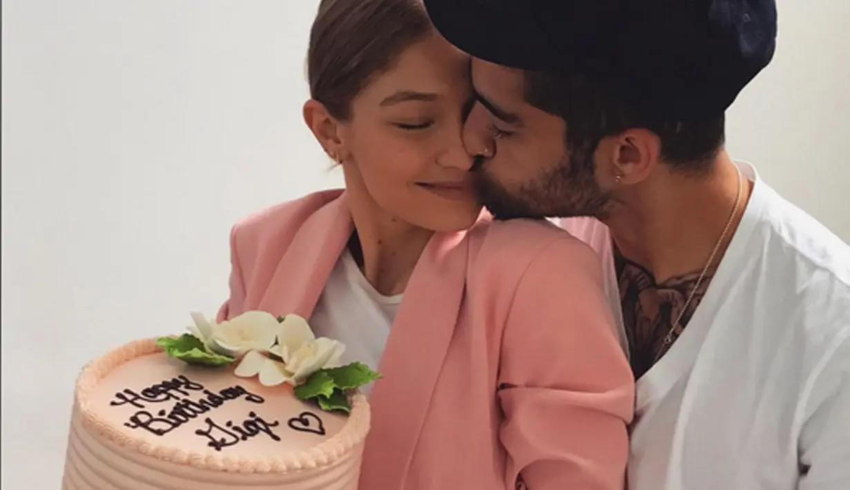 Bukan hanya soal mengumbar mesra, namun hubungan Gigi pun juga sudah sangat dekat dengan ibunda Zayn. Bahkan sekarang ini ia juga sangat senang makanan yang dimasak oleh Trisha, ibunda Zayn. (Instagram/zayn)