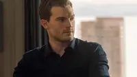 Jamie Dornan Diledek, Main Dandan-dandanan Pakai Gaun Kala Momong Anak