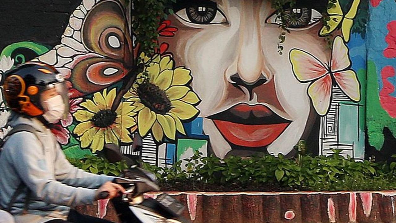 FOTO: Kreativitas Seni Mural Petugas PPSU Percantik Bangunan Tua di Jalan Malaka Jakarta, Pemandangannya Bikin Adem
