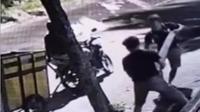 Capture video pencurian besi penutup saluran air di  Jalan Ngagel Jaya Utara Surabaya. (Instagram Eri Cahyadi)