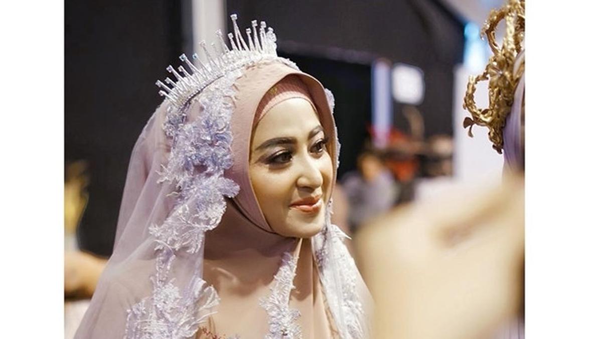 7 Potret Cantik Dewi Perssik dalam Balutan Hijab, Bikin Hati Adem dengan Gaya Muslimah