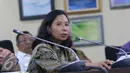 Menteri BUMN Rini Sumarno memberikan paparannya dengan para direktur Perusahaan BUMN saat jumpa pers di Jakarta, (25/7). Acara halal bihalal tersebut sekaligus memaparkan kinerja para perusahaan BUMN pada periode tahun ini. (Liputan6.com/Angga Yuniar)