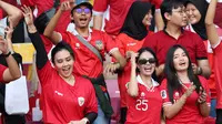 Suporter wanita bernyanyi saat Timnas Indonesia menghadapi Irak pada laga Grup F putaran kedua Kualifikasi Piala Dunia 2026 zona Asia di Stadion Utama Gelora Bung Karno (SUGBK), Senayan, Jakarta, Kamis (6/6/2024). (Bola.com/M Iqbal Ichsan)