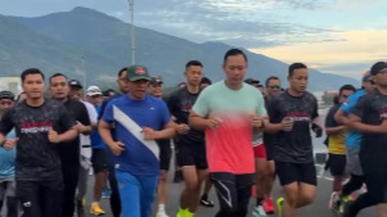 Bugarnya Badan AHY, Gagah Berlari Seperti Masih Tentara Bareng Ratusan Warga Sambil Cek Proyek Bekas Tsunami di Palu