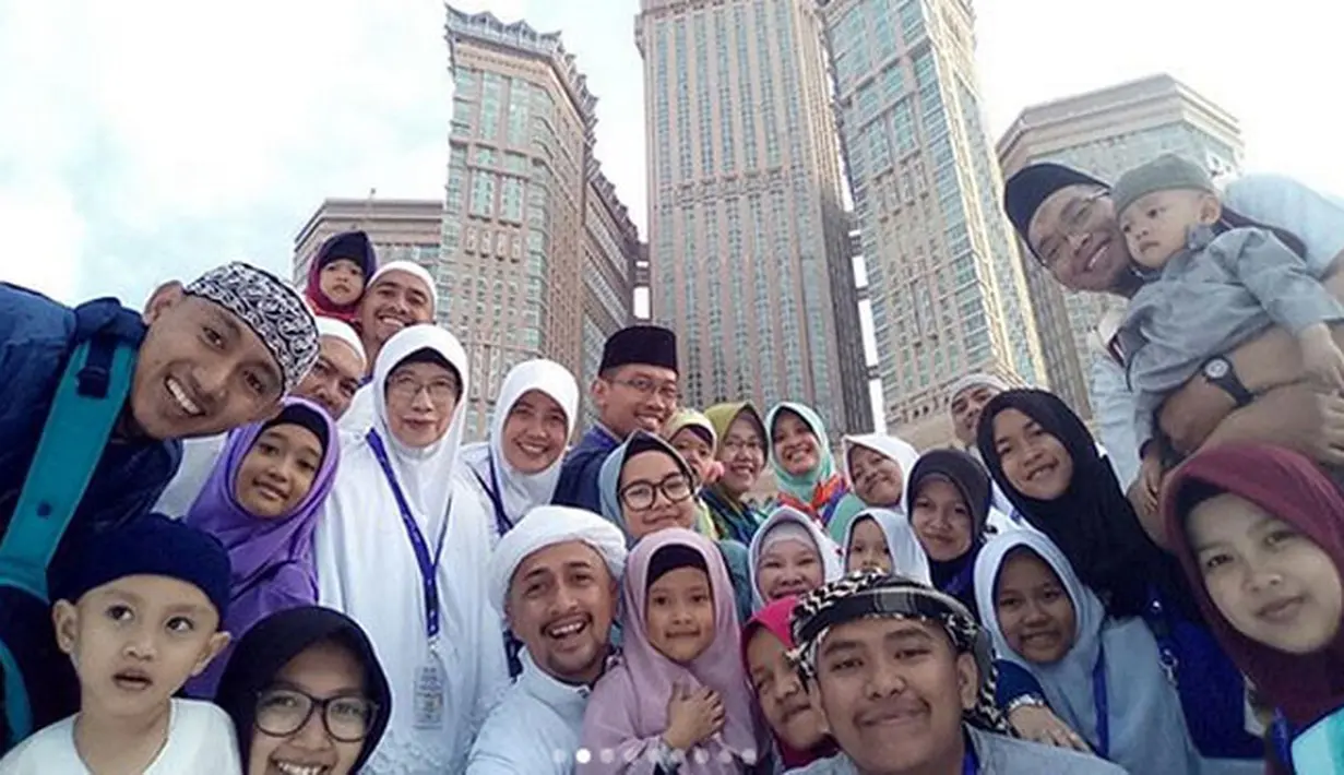 Keberangkatannya kali ini merupakan kali pertama Irfan membawa keluarga besarnya dan juga ini menjadi mimpi sang ayah. Namun, Tuhan berkehendak lain dan lebih memilih untuk menjemputnya lebih dulu. (Instagram/irfanhakim75)