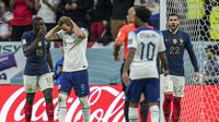 Sayang, Harry Kane yang kembali menjadi algojo akhirnya gagal pada kesempatan keduanya. Bola tendangannya melambung jauh di atas mistar gawang Hugo Lloris. (AP/Christophe Ena)