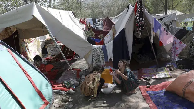 FOTO: Lari dari Taliban, Warga Afghanistan Tidur di Taman Ibu Kota Kabul