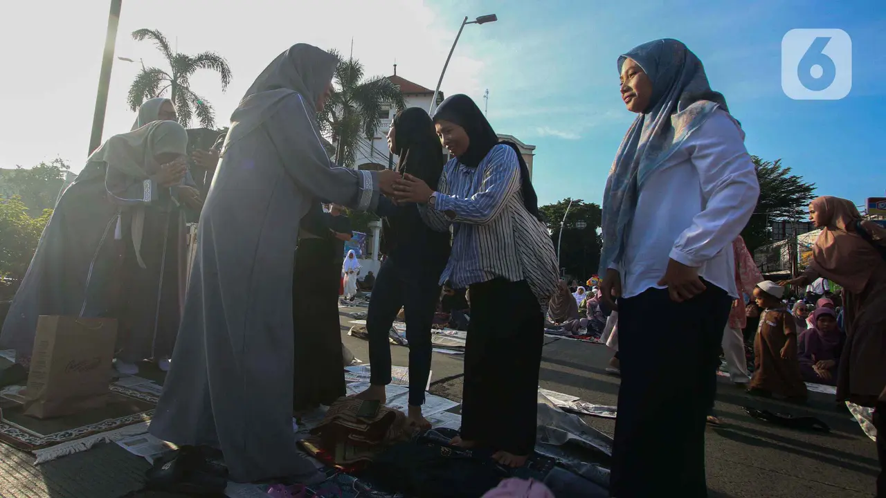 Ribuan Umat Islam Salat Idul Fitri 1445 H di Jatinegara