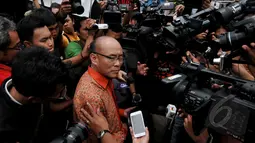 Rohaniawan Daniel Alexander menjawab pertanyaan awak media seusai mengikuti kebaktian di Lapas Batu, Nusakambangan, Jawa Tengah, Kamis (5/3/2015).  Daniel  mengaku, akan terus memperjuangkan duo Bali Nine tidak dihukum mati (Liputan6.com/Johan Tallo)