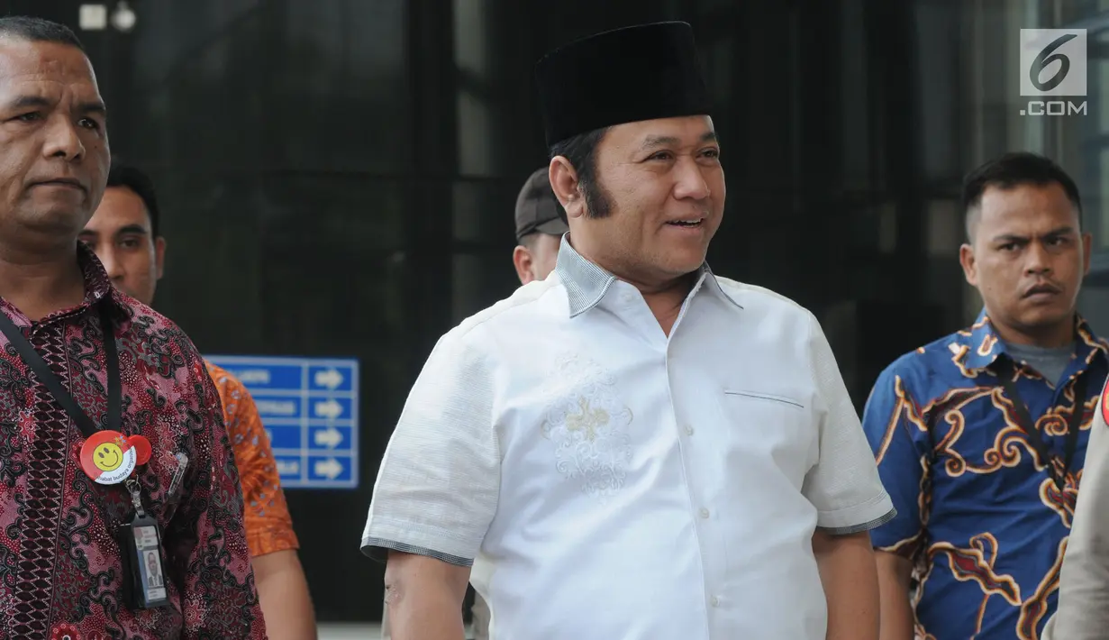Bupati Lampung Selatan Zainudin Hasan tersenyum saat tiba di KPK, Jakarta, Jumat (27/7). Zainudin akan menjalani pemeriksaan 1x24 jam diduga menerima suap terkait proyek infrastruktur dan Tim KPK mengamankan uang Rp 700 juta. (Merdeka.com/Dwi Narwoko)