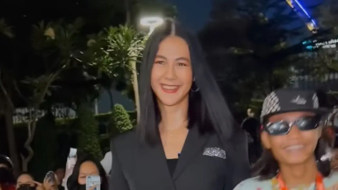 8 Potret Paula Verhoeven Jadi Cewek Mamba Saat Melenggang di Citayam Fashion Week Bareng Bonge