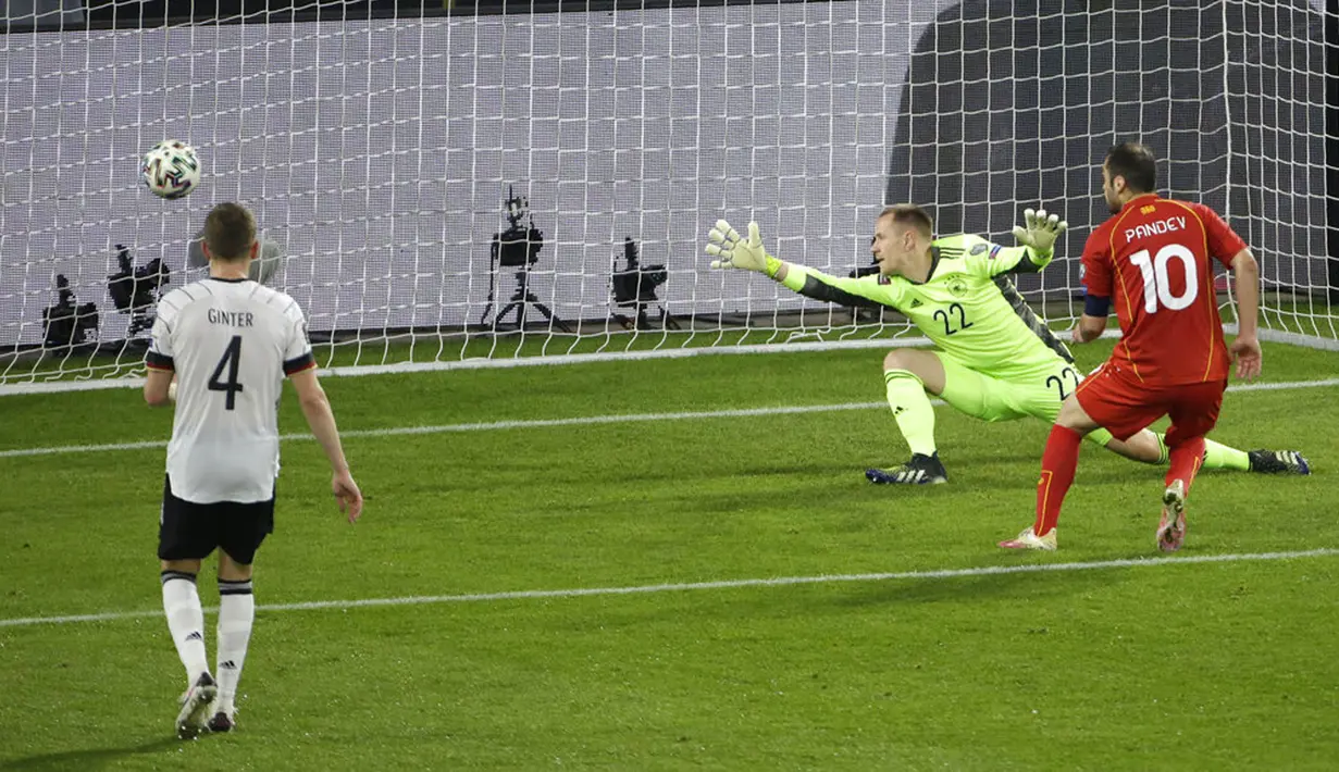 Pemain Makedonia Utara Goran Pandev (kanan) mencetak gol ke gawang Jerman pada pertandingan Grup J kualifikasi Piala Dunia 2022 di Duisburg, Jerman, Rabu (31/3/2021). Jerman kalah 1-2. (Thilo Schmuelgen/Pool via AP)