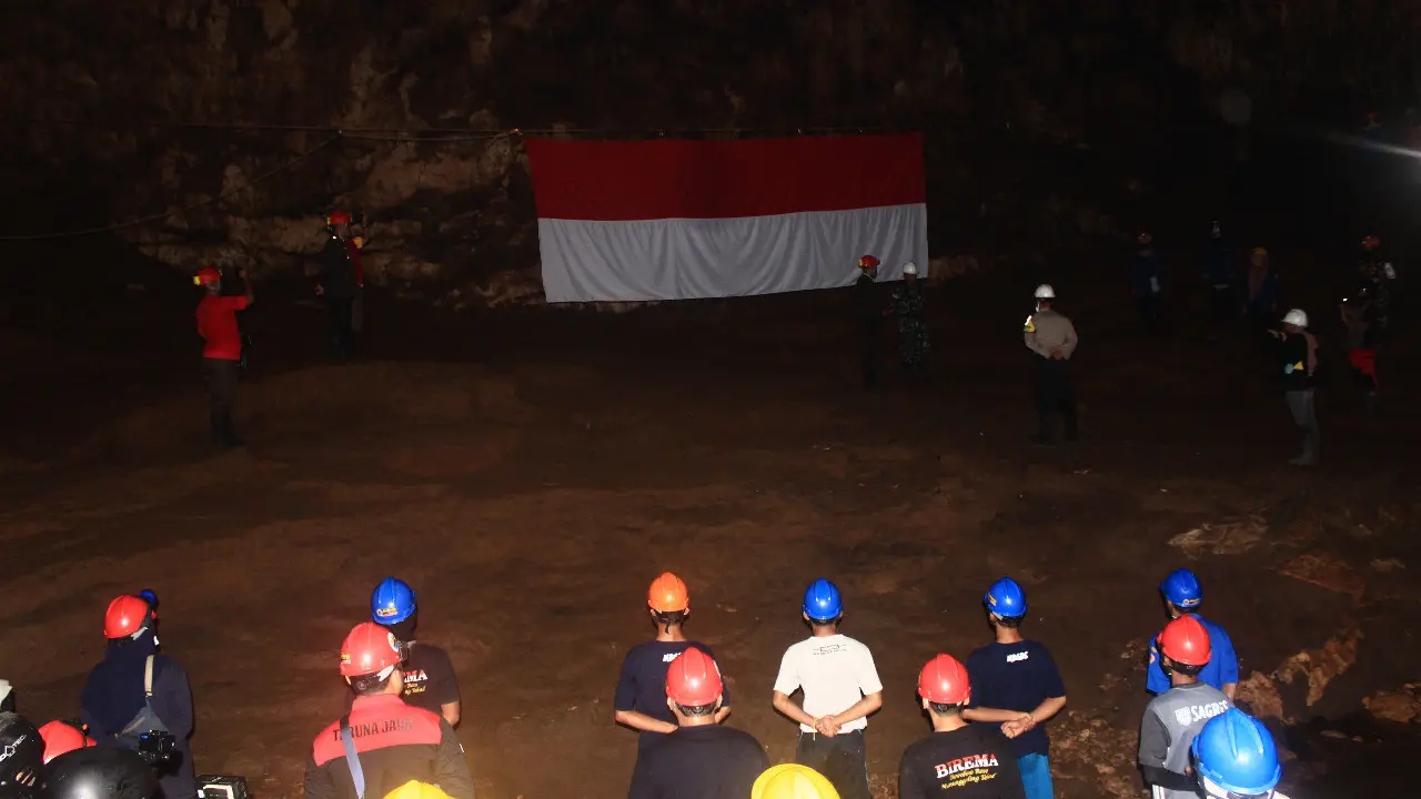 Upacara di dalam gua