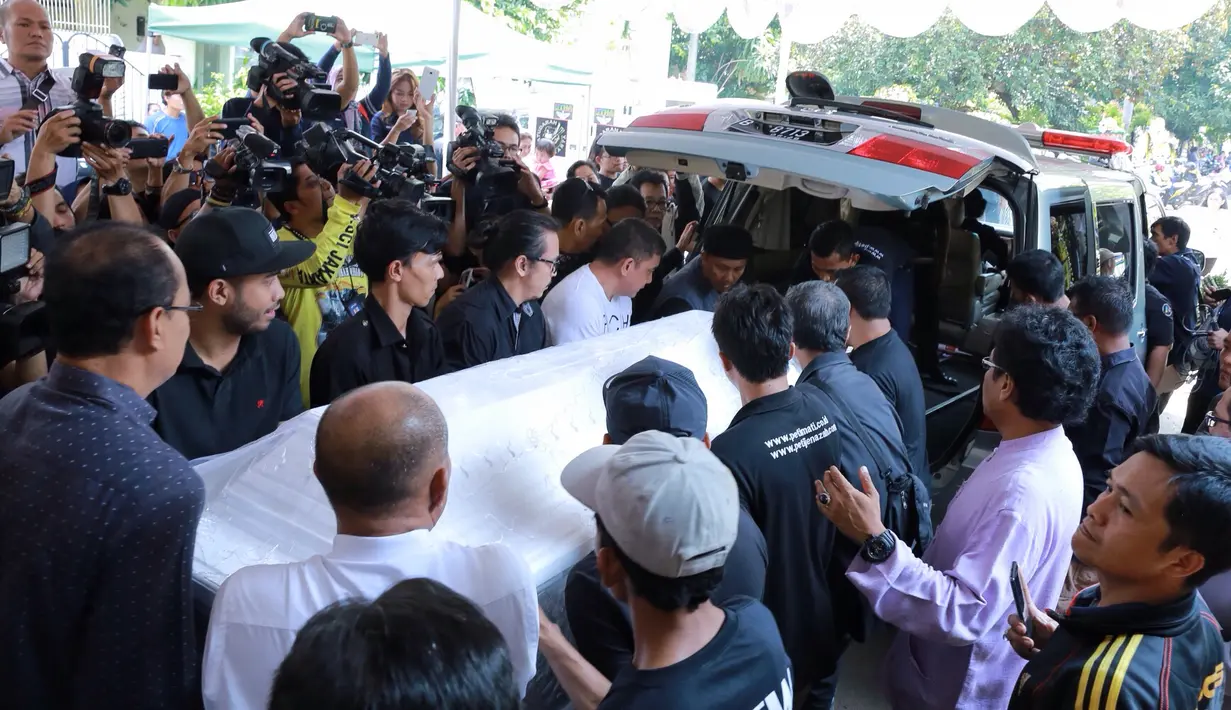 Para kerabat serta sahabat mengotong peti jenazah Mike. Jenazah dimasukkan ke dalam mobil ambulan yang telah disiapkan untuk membawa ke peristirahatan terakhirnya. (Galih W. Satria/Bintang.com)