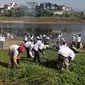 Relawan Buruh Sahabat Ganjar Jabar menggandeng masyarakat RW 07 dan 08 Desa Cimerang menggelar aksi peduli lingkungan yang diimplementasikan dengan membersihkan sungai Citarum tepatnya di Waduk Saguling. (Istimewa)