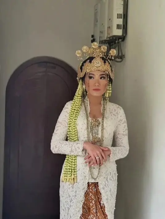 Parasnya begitu anggun, dengan hiasan siger Sunda yang menawan. [Foto:  Zanacobhita/tmd]