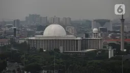 Lanskap gedung pencakar langit diambil dari kawasan Jakarta Pusat, Senin (26/9/2022). Kendaraan bermotor (transportasi) menjadi penyumbang terbesar polusi udara di Jakarta. Hal ini bak menjawab pertanyaan alasan DKI kerap menjadi kota dengan indeks kualitas udara terburuk dunia. (Liputan6.com/Johan Tallo)