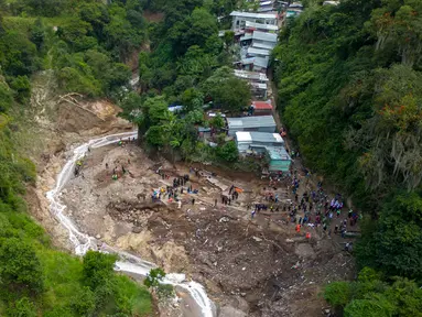 Sungai Naranjo mengalir melalui kawasan kumuh Dios es fiel di pinggiran Guatemala City, Guatemala, Senin (25/9/2023). Sebanyak enam orang tewas dan 12 lainnya hilang setelah Sungai Naranjo meluap dan menyapu rumah-rumah pinggiran Guatemala City. (AP Photo/Moises Castillo)