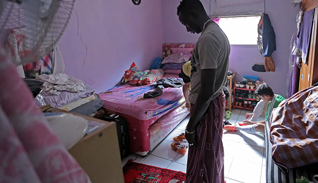Makan Konate menjalani ibadah shalat sebelum bermain sepak bola tarkam. (Bola.com/Peksi Cahyo)