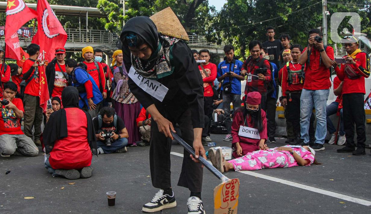 Unjuk rasa diwarnai dengan aksi teatrikal yang menceritakan kehidupan para pekerja. (Liputan6.com/Angga Yuniar)