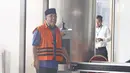 Calon gubernur Sulawesi Tenggara, Asrun memasuki Gedung KPK untuk menjalani pemeriksaan, Jakarta, Selasa (13/2). Pemeriksaan kali ini merupakan pemeriksaan perdana bagi Asrun sebagai tersangka usai ditahan KPK. (Liputan6.com/Herman Zakharia)