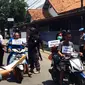 Penyidik Polresta Cirebon menggelar rekonstruksi kasus pembunuhan bos geng motor. (Liputan6.com/Panji Prayitno)