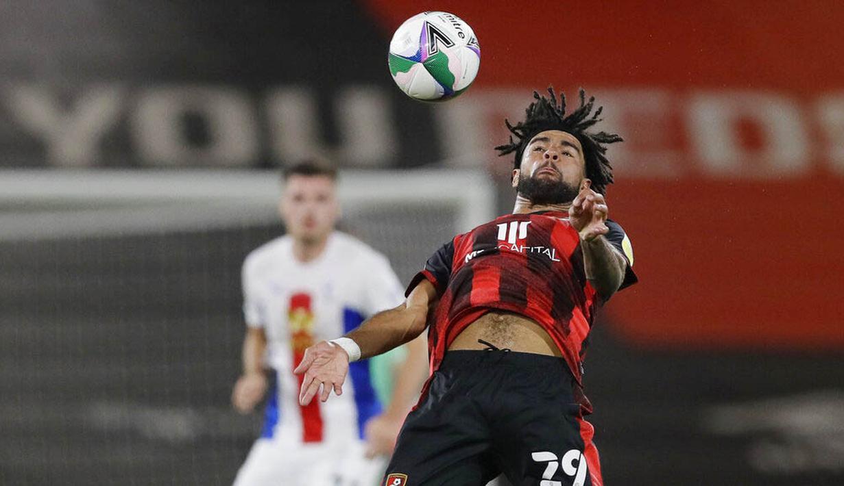 Pemain Bournemouth, Philip Billing, menyundul bola saat melawan Crystal Palace pada laga Piala Liga Inggris di Stadion Dean Court, Rabu (16/9/2020). Bournemouth menang lewat adu penalti dengan skor 11-10. (AP Photo/Kirsty Wigglesworth, Pool)