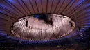 Kembang api menyelimuti stadion pada penutupan Olimpiade Rio 2016 di Stadion Maracana, Minggu (21/8). (REUTERS/Sergio Moraes).