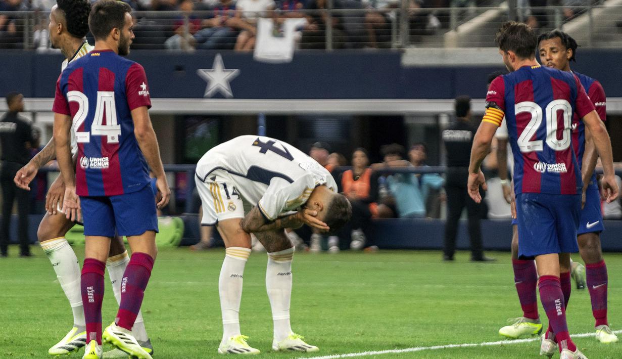 Reaksi kecewa striker Real Madrid, Joselu (tengah) setelah gagal memanfaatkan peluang di depan gawang Barcelona pada laga pramusim Soccer Champions Tour 2023 di AT&T Stadium, Arlington, Texas, Minggu (30/7/2023) dini hari WIB. (AP Photo/Jeffrey McWhorter)