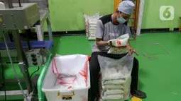 Data Dinas Ketahanan Pangan, Kelautan, dan Pertanian (KPKP) DK Jakarta mencatat stok beras aman hingga enam bulan ke depan. (Liputan6.com/Herman Zakharia)