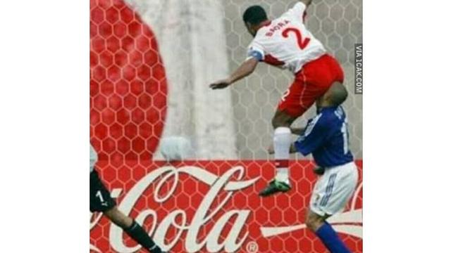 6 Momen Apes saat Main Sepak Bola Ini Bikin Senyum Tipis