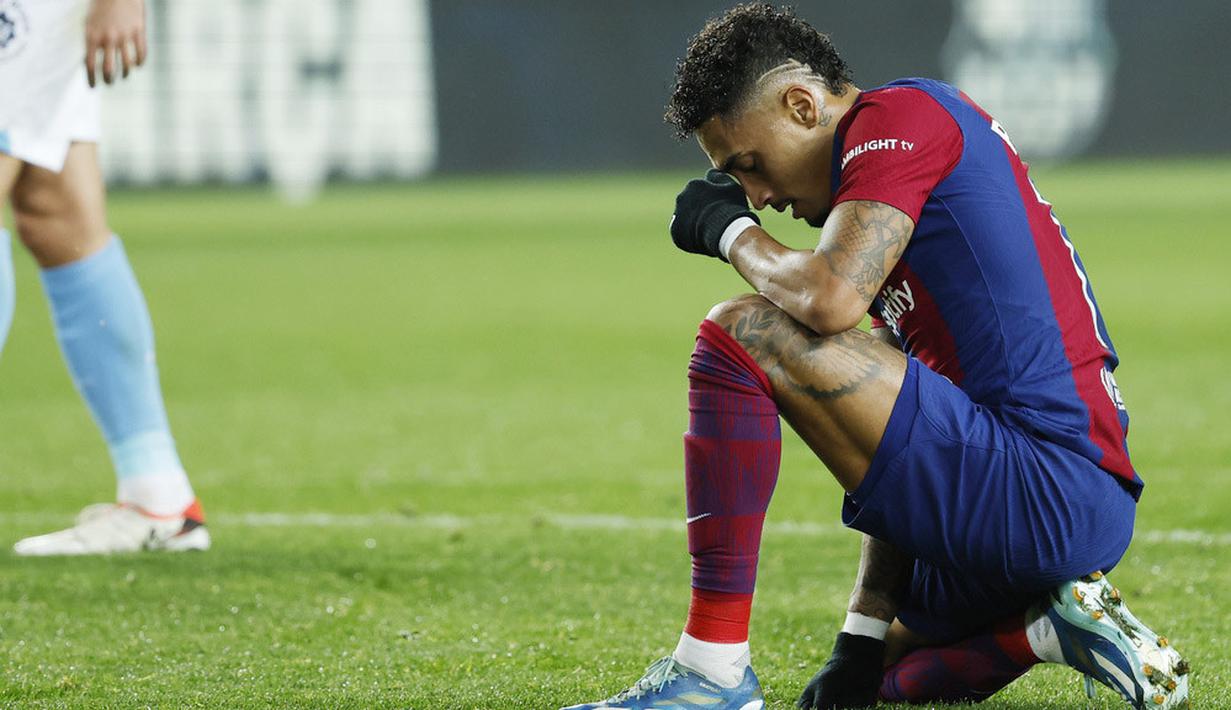 Pemain Barcelona, Raphinha, tampak kecewa setelah ditaklukkan Girona dalam laga La Liga 2023/2024 jornada 16 di Stadion Olimpic Lluis Companys, Senin (11/12/2023). Barca kalah dengan skor 2-4. (AP Photo/Joan Monfort)