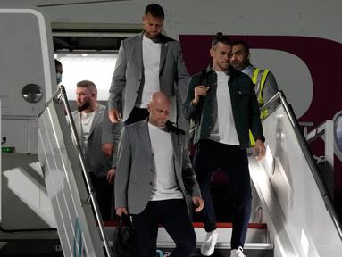 Gareth Bale (kanan) dari tim sepak bola nasional Wales tiba bersama rekan satu timnya jelang Piala Dunia 2022 di Bandara Internasional Hamad, Doha, Qatar, 16 November 2022. Wales akan memainkan pertandingan pertama mereka di Piala Dunia 2022 melawan Amerika Serikat pada 21 November. (AP Photo/Hassan Ammar)