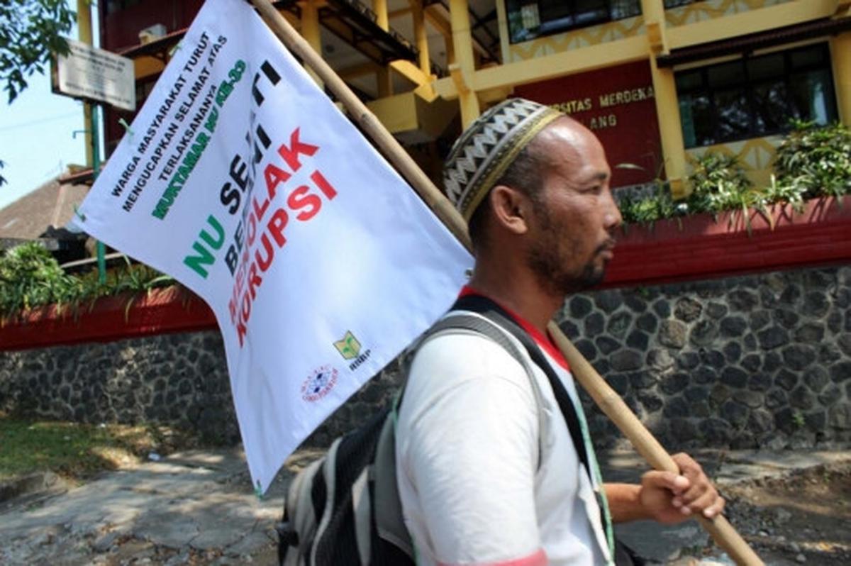 Suarakan antikorupsi, simpatisan NU ini jalan kaki Malang-Jombang