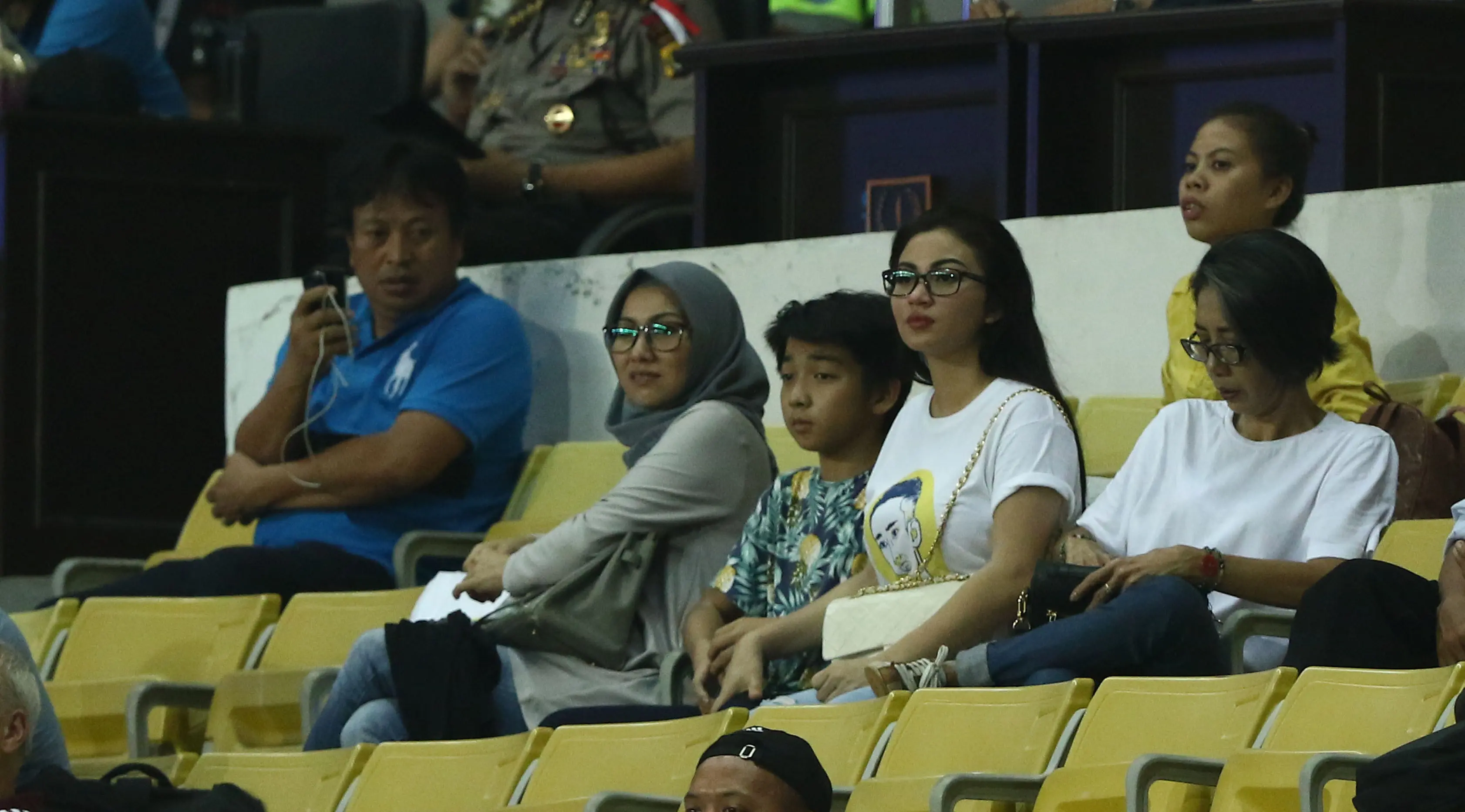Ariel Tatum (kedua dari kanan) menyaksikan laga Persija Jakarta vs Sriwijaya FC (Liputan6.com / Helmi Fithriansyah)