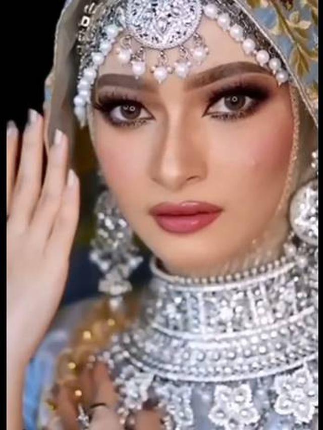 6 Potret Terbaru Valda Alviana Mantan Istri Reza DA dengan Busana India