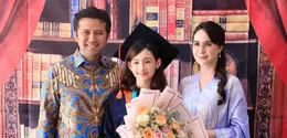 Pesona Putri Cantik Arumi Bachsin saat wisuda. [@arumibachsin_94]