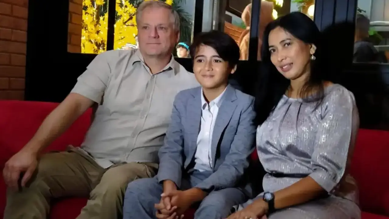 Rayhan Cornelis bersama orangtuanya.