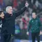 Pelatih Benfica, Jose Mourinho, merayakan kemenangan atas Real Madrid bersama anak gawang di Liga Champions, di Estadio da Luz, Lisbon, Kamis (29/1/2026) dini hari WIB. (AP Photo/Armando Franca)